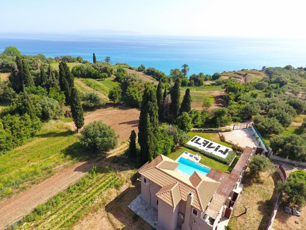 uma vista aérea de uma casa com piscina em Villa Minetti em Lourdhata