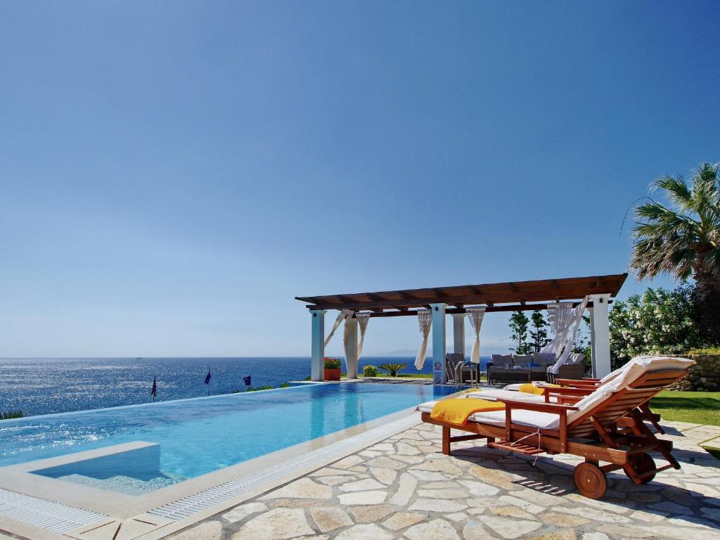Bazén v ubytování Villa Odysseus Spartia Kefalonia nebo v jeho okolí