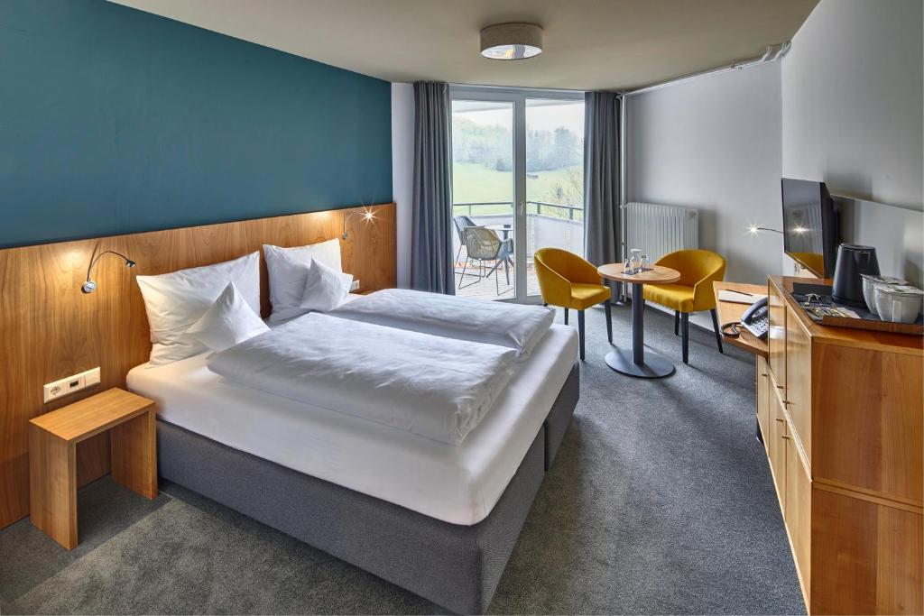 Postel nebo postele na pokoji v ubytování ElzLand Hotel Pfauen WELLNESS & SPA