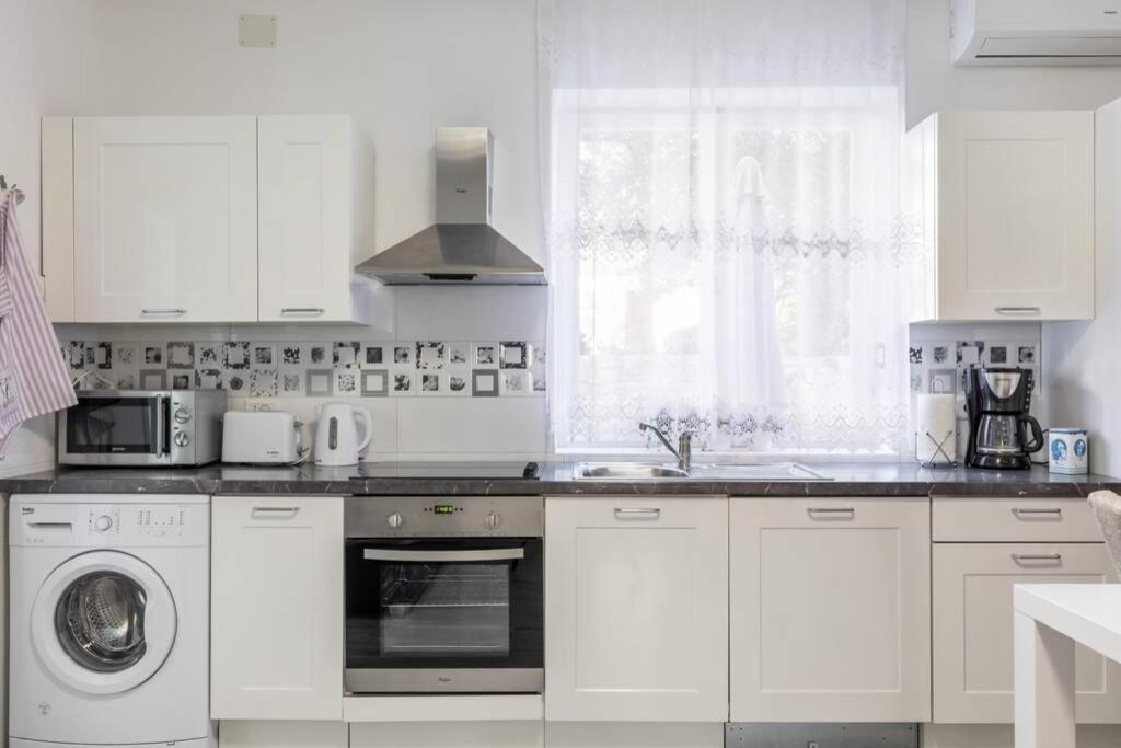 Kuchyňa alebo kuchynka v ubytovaní Apartman BUKI ****