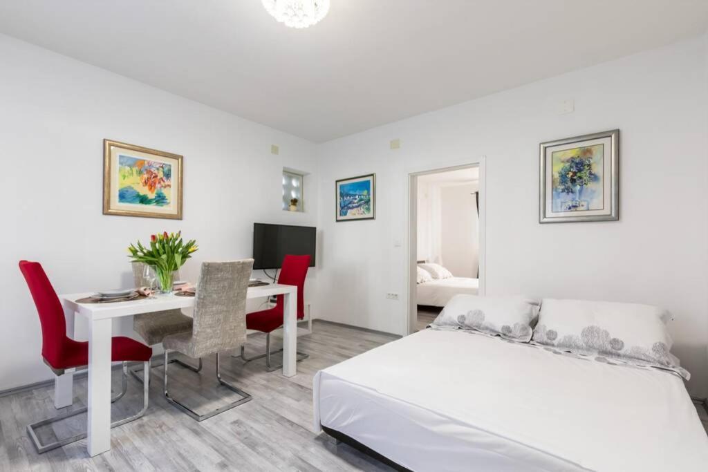 Posteľ alebo postele v izbe v ubytovaní Apartman BUKI ****