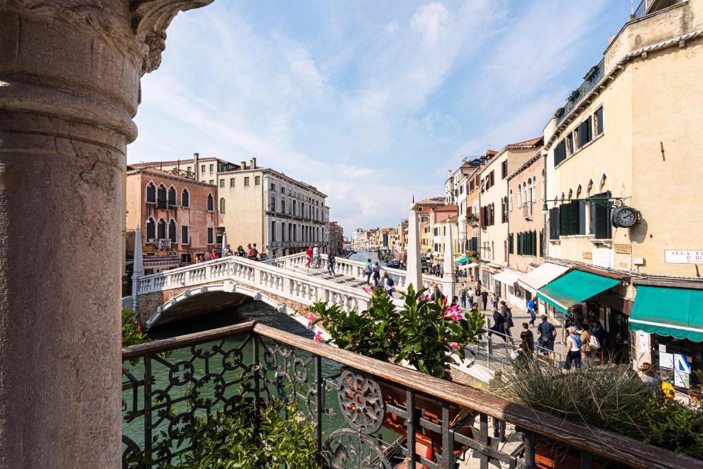 widok z balkonu ulicy z budynkami w obiekcie Palazzina Veneziana w Wenecji