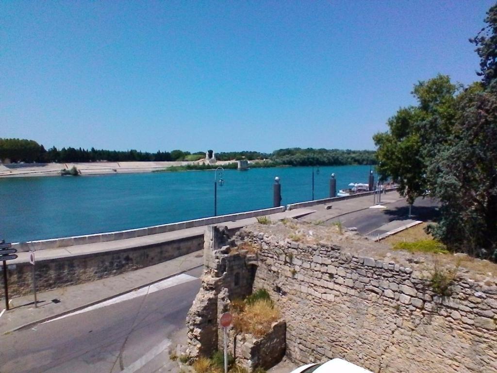 widok na rzekę z mostu w obiekcie Le Régence w mieście Arles