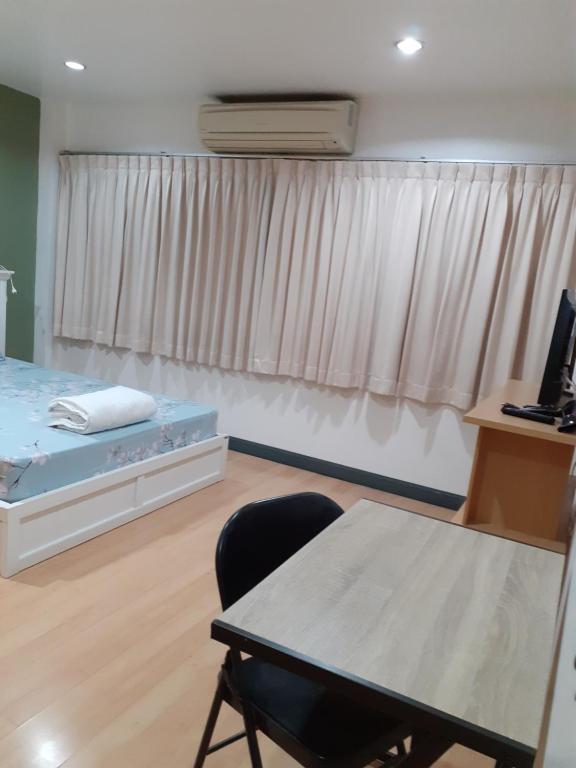 Postel nebo postele na pokoji v ubytování BaanSu Hostel