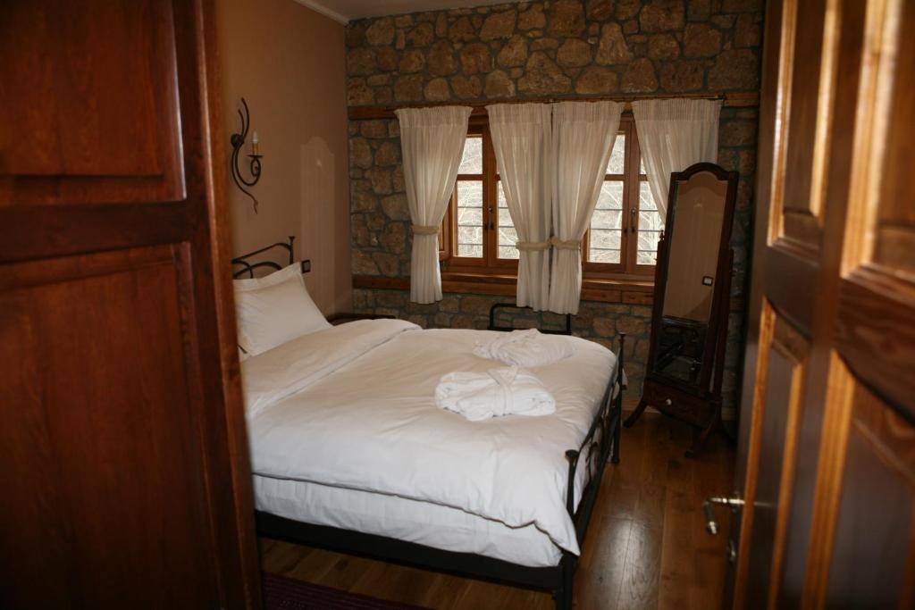 Postel nebo postele na pokoji v ubytování Roes Suites