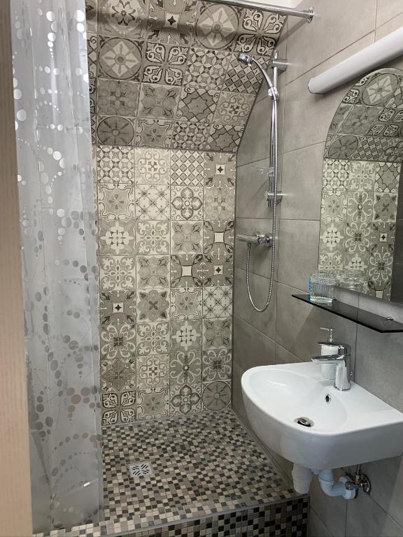 Koupelna v ubytování Hostel Kastaņas