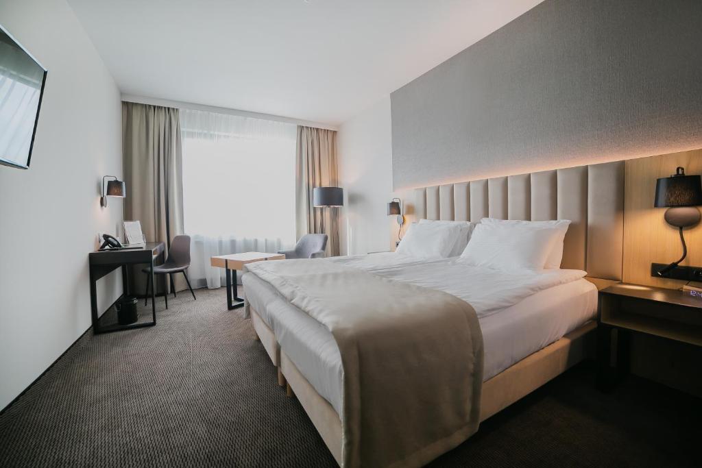 Кровать или кровати в номере V Hotel Warsaw