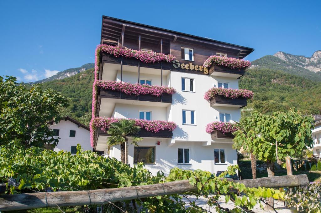 Nespecifikovaný výhled na hory nebo výhled na hory při pohledu z hotelu