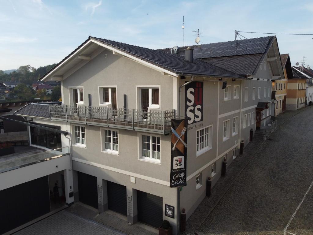 a building with a sss sign on the side of it at Gasthof Süss in Oberkappel