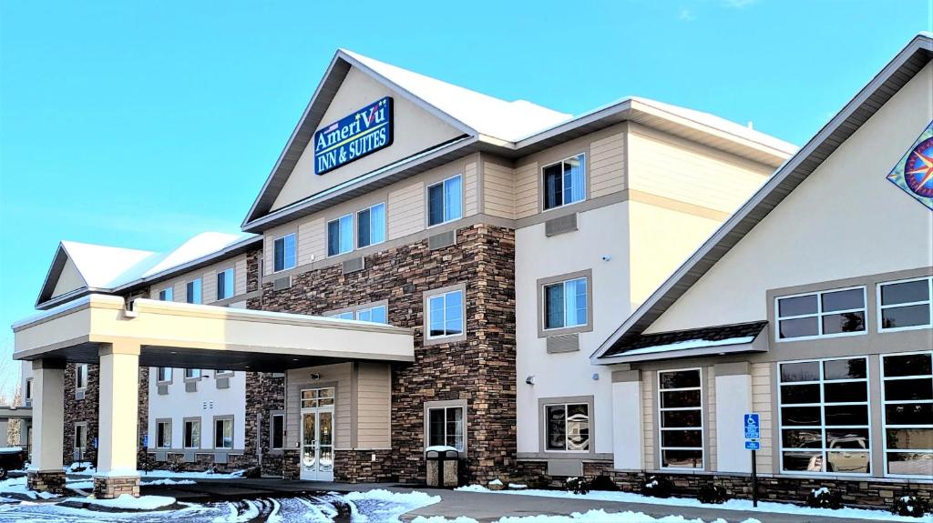 een weergave van de voorkant van een hotel bij AmeriVu Inn and Suites - Chisago City in Chisago City