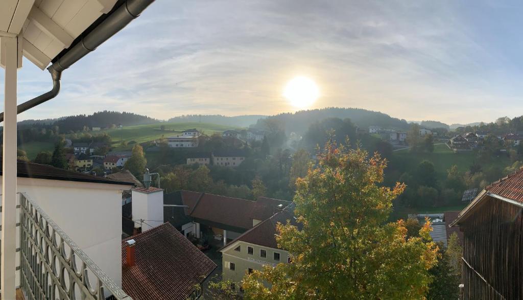 Nespecifikovaný výhled na hory nebo výhled na hory při pohledu z hotelu