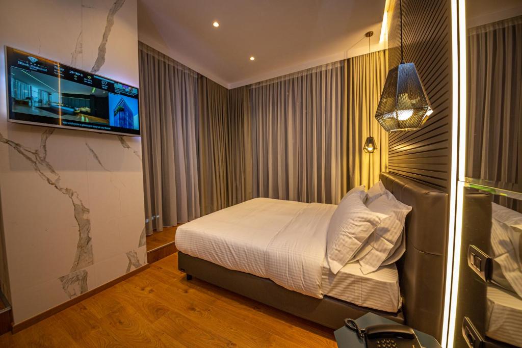TV a/nebo společenská místnost v ubytování Black Diamond Hotel