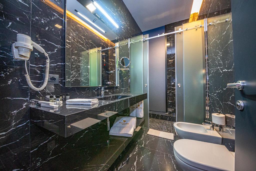 Koupelna v ubytování Black Diamond Hotel
