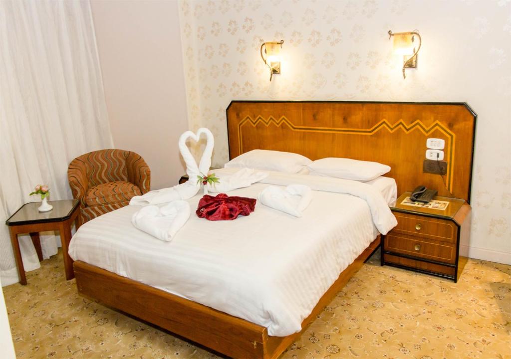 Postel nebo postele na pokoji v ubytování Hor Moheb Hotel