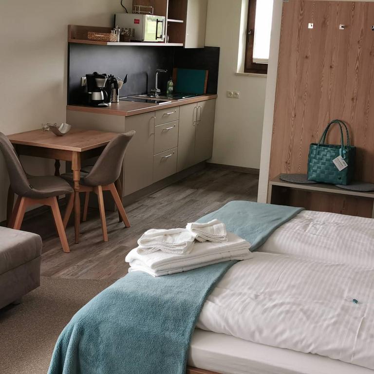 Postel nebo postele na pokoji v ubytování Hotel Allgäu Garni