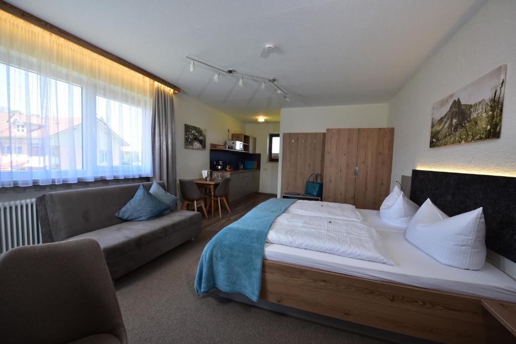 Postel nebo postele na pokoji v ubytování Hotel Allgäu Garni
