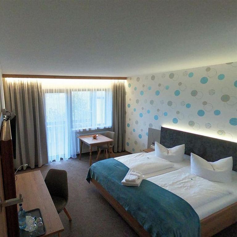 Postel nebo postele na pokoji v ubytování Hotel Allgäu Garni