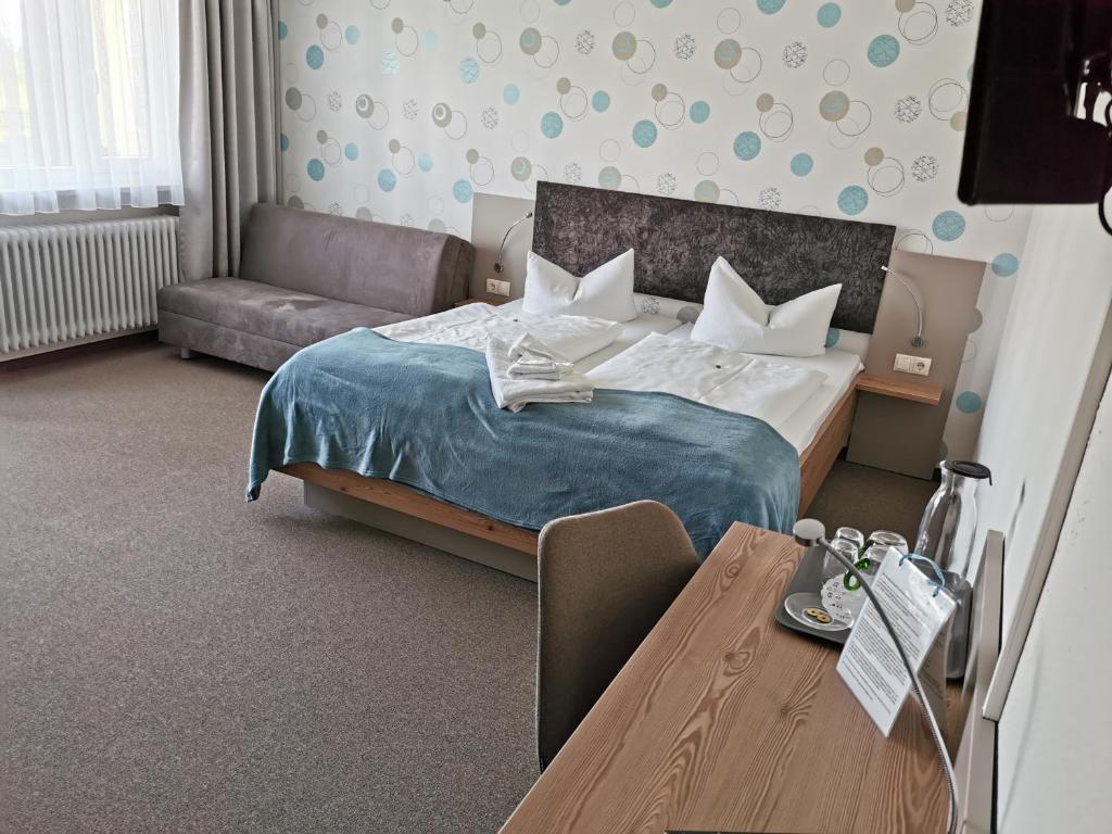 Postel nebo postele na pokoji v ubytování Hotel Allgäu Garni