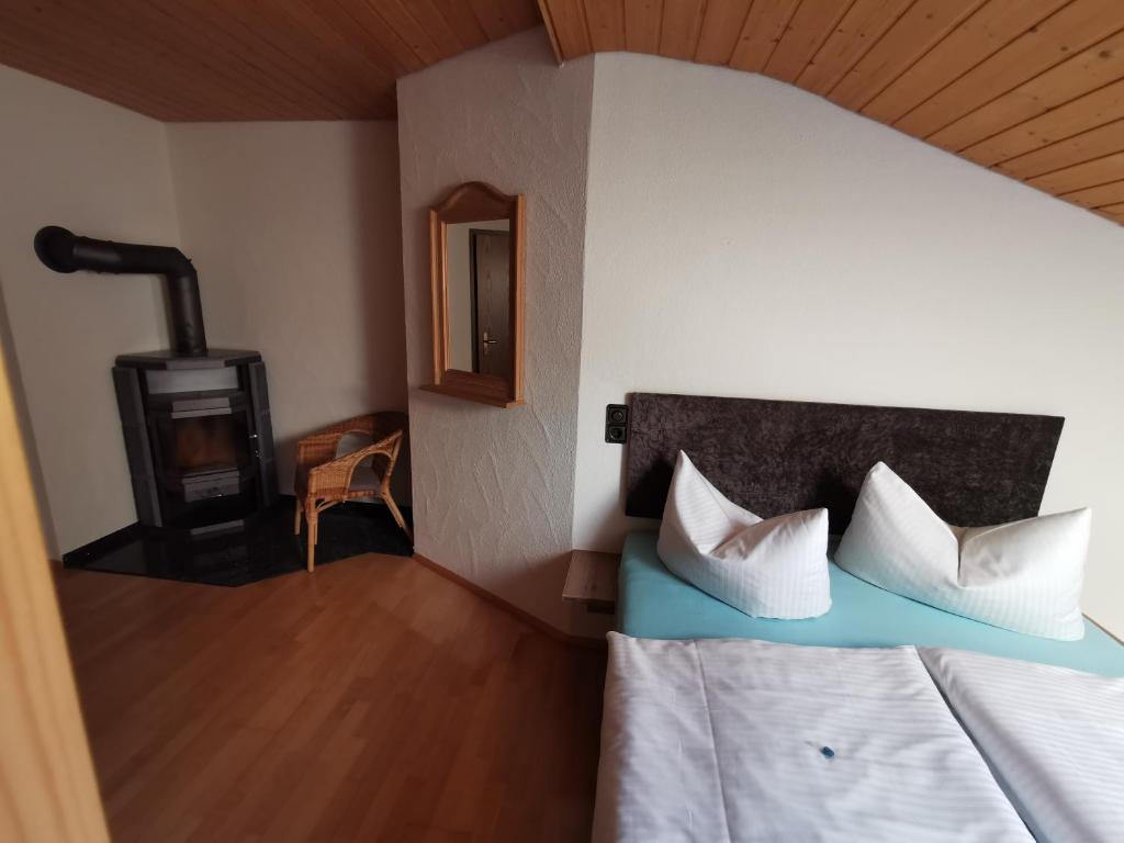 Postel nebo postele na pokoji v ubytování Hotel Allgäu Garni