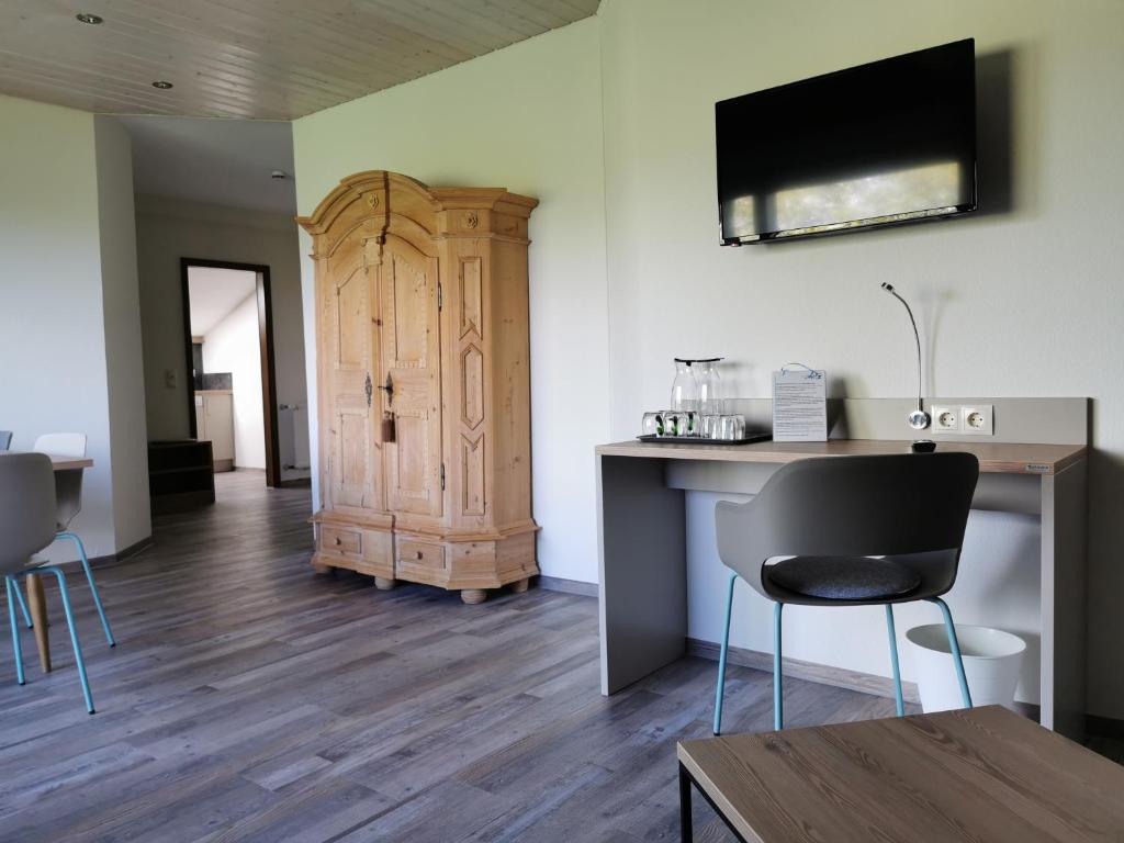 TV a/nebo společenská místnost v ubytování Hotel Allgäu Garni