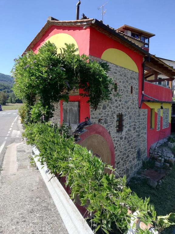 budynek z roślinami po bokach w obiekcie B&B e Locazioni Turistiche Antico Borgo Toscano w Montecatini Terme