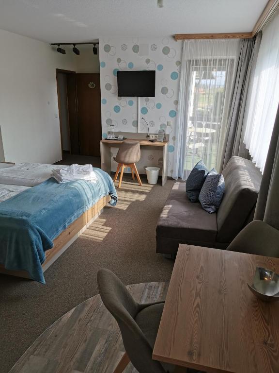 Postel nebo postele na pokoji v ubytování Hotel Allgäu Garni