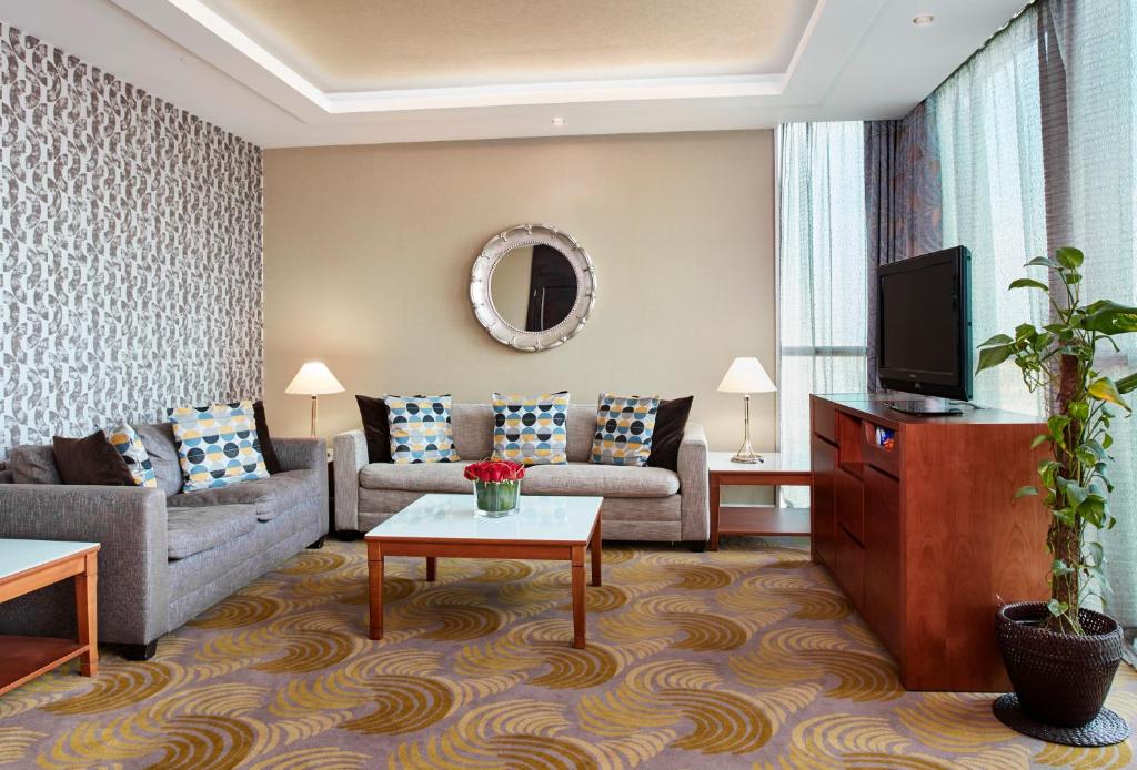 Lounge o bar area sa Holiday Inn Kuwait Al Thuraya City, an IHG Hotel