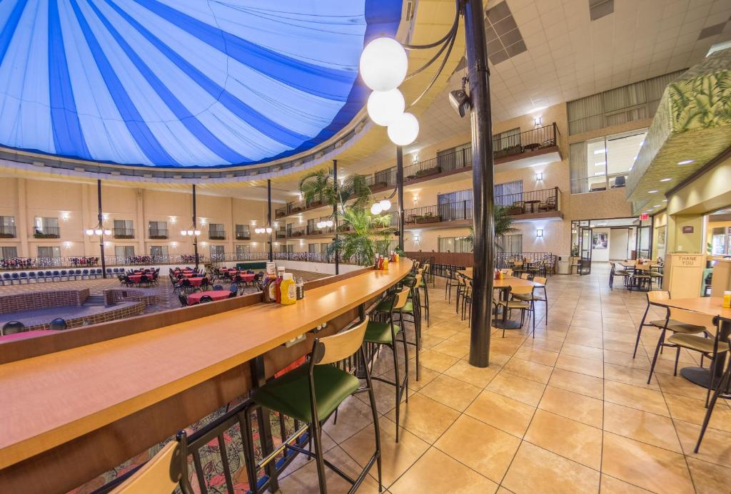 Holiday Inn Des Moines-Airport Conf Center by IHG photo