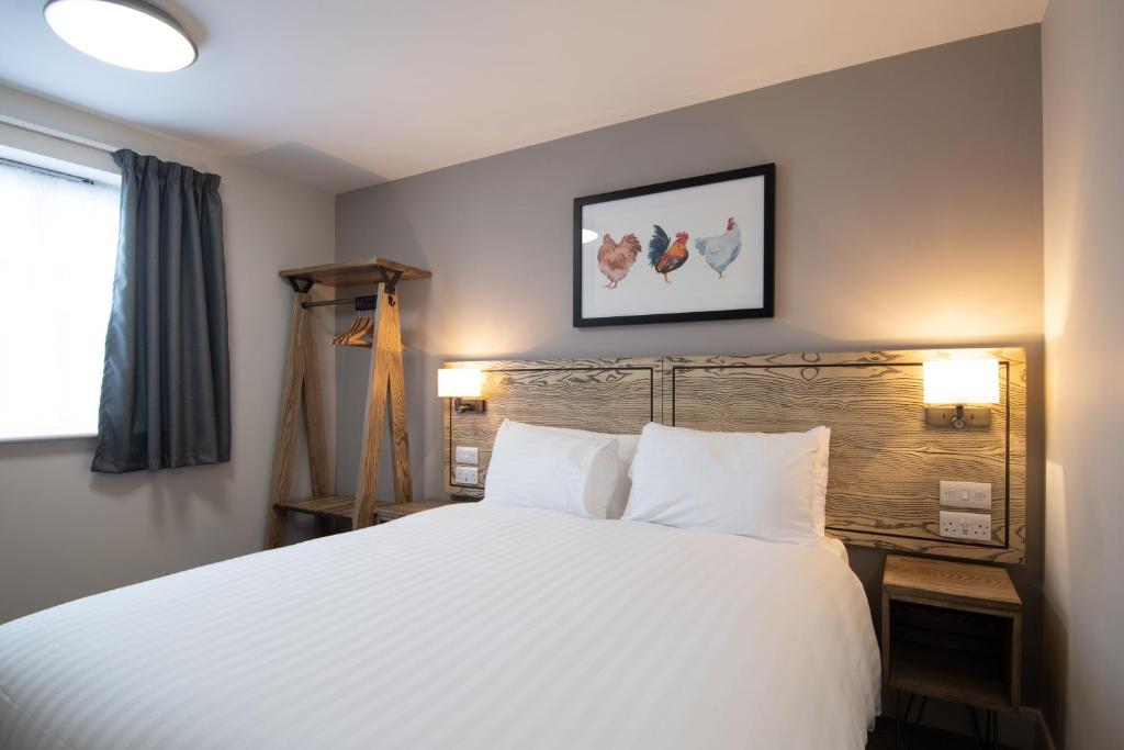 מיטה או מיטות בחדר ב-Owl, Hambleton by Marston's Inns