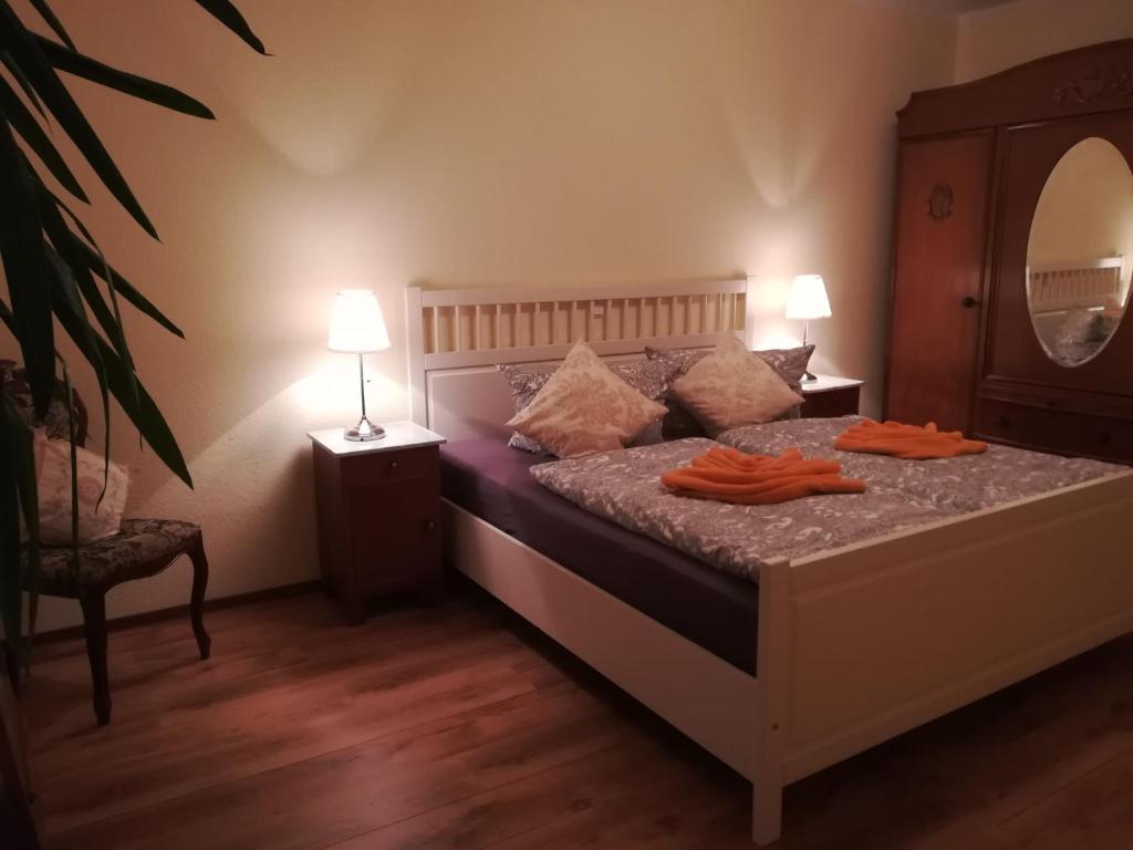 ein Schlafzimmer mit einem Bett und 2 Bademänteln in der Unterkunft Ferienwohnung Im Wachturm in Tangermünde