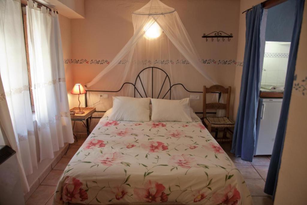 Postel nebo postele na pokoji v ubytování Charming studio in Robledillo de Gata - 28 m²