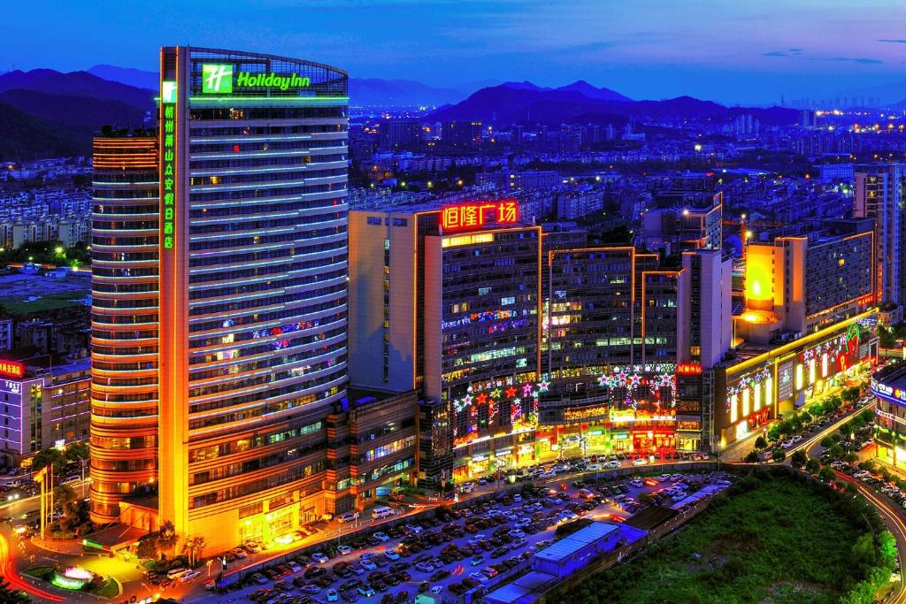 Una ciudad de noche con mucho tráfico en Holiday Inn Xiaoshan, an IHG Hotel, en Hangzhou