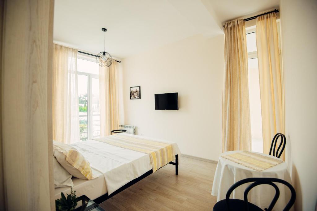 TV a/nebo společenská místnost v ubytování Veronika Home Tbilisi