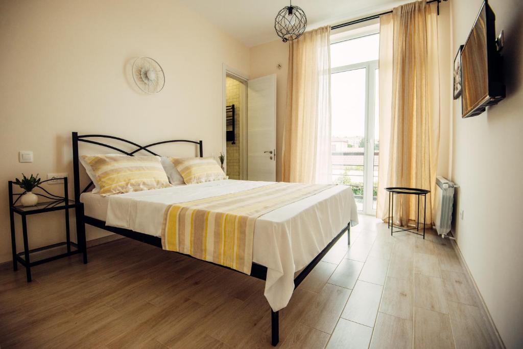 Postel nebo postele na pokoji v ubytování Veronika Home Tbilisi