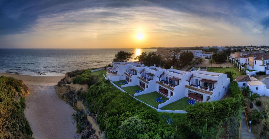 - une vue aérienne sur une maison sur la plage dans l'établissement Villas Flamenco Beach Conil, à Conil de la Frontera