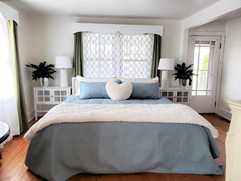 um quarto com uma cama grande e uma almofada de coração em Battlefield Bed & Breakfast em Gettysburg
