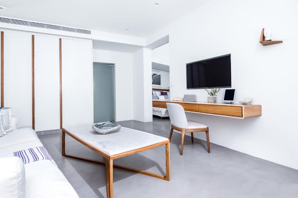TV o dispositivi per l'intrattenimento presso Grace Hotel, Auberge Resorts Collection