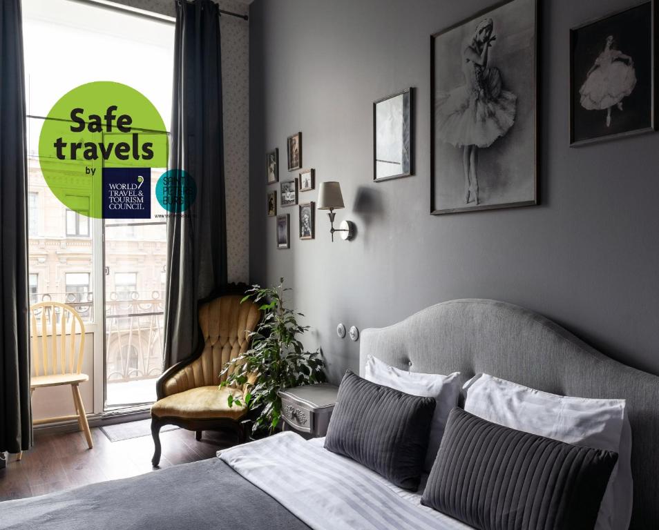 a bedroom with a bed and a sign that reads safe travels at Offenbacher Hotel in Saint Petersburg