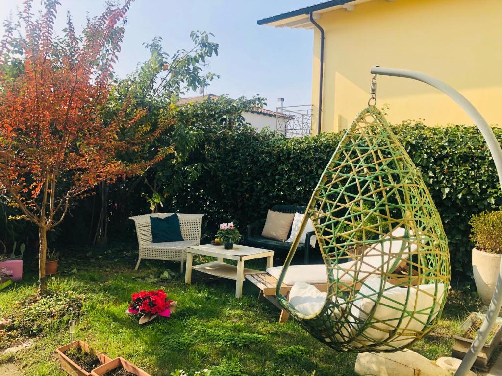 a garden with a swing in the yard at Casa Matì in Altedo