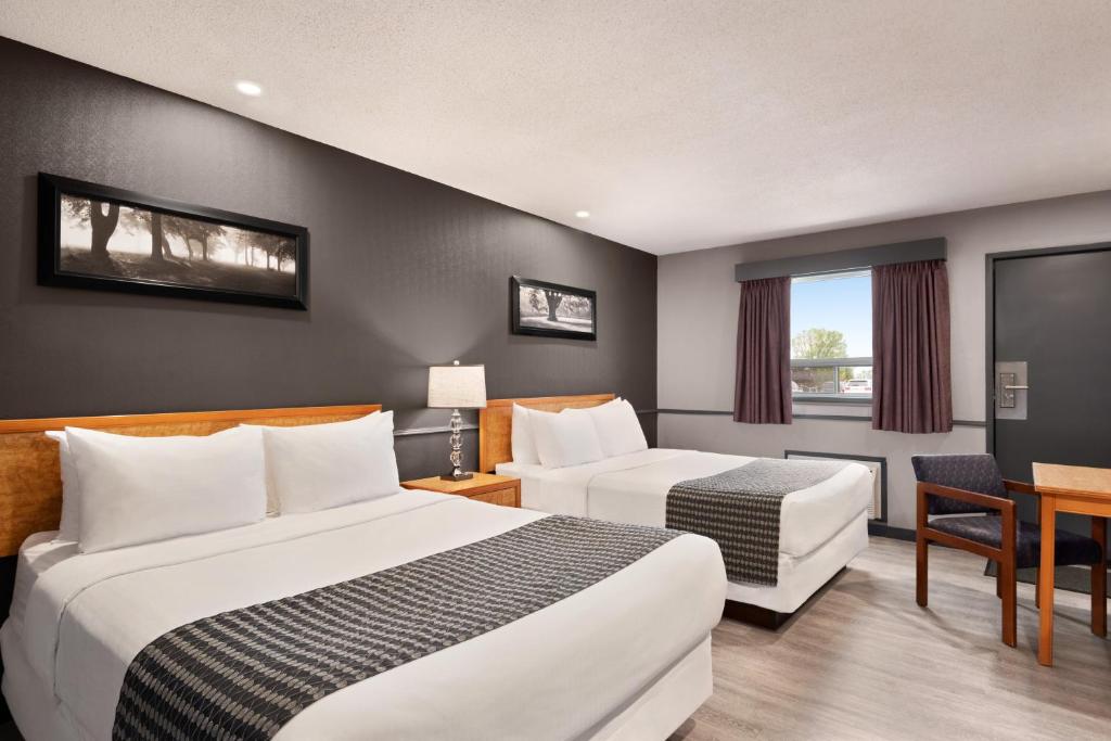 Una cama o camas en una habitación de Travelodge by Wyndham Brandon