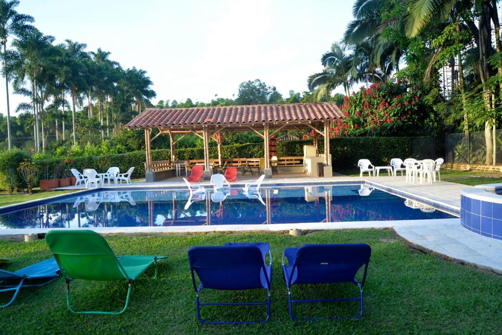 een groep stoelen naast een zwembad bij Alojamiento rural el Refugio en santagueda in Santagueda