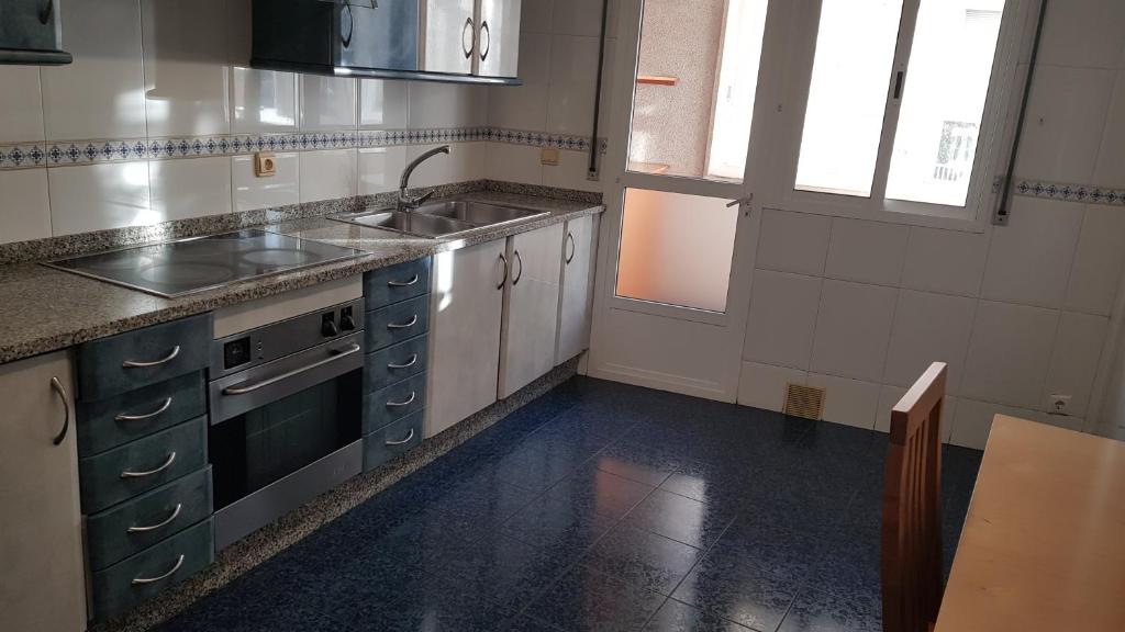 Kuchyňa alebo kuchynka v ubytovaní Apartamentos Shalom Ribadeo