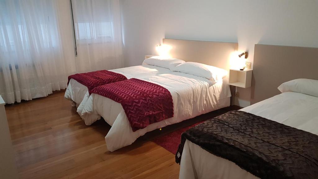Posteľ alebo postele v izbe v ubytovaní Apartamentos Shalom Ribadeo