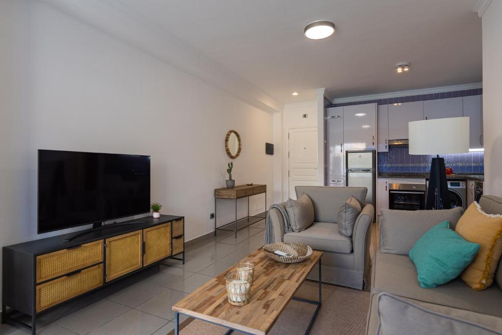 TV a/nebo společenská místnost v ubytování Sunny Valley Apartment