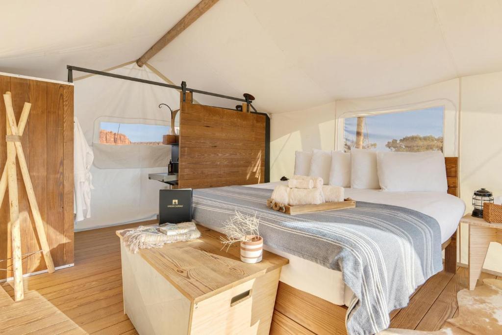 Postel nebo postele na pokoji v ubytování Under Canvas Moab