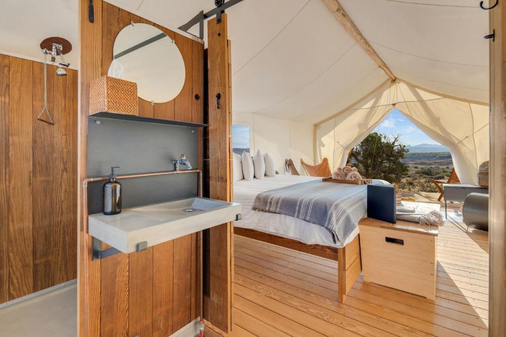 Postel nebo postele na pokoji v ubytování Under Canvas Moab