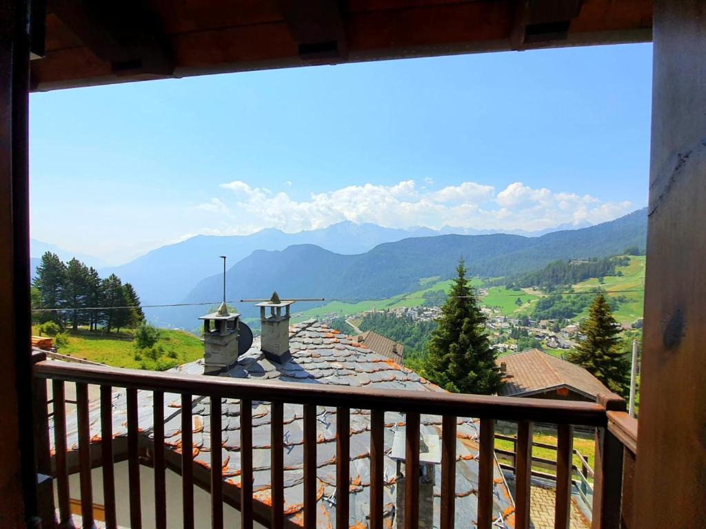 balcone con vista sulle montagne di Maison de Neige #Bluchalet a Torgnon