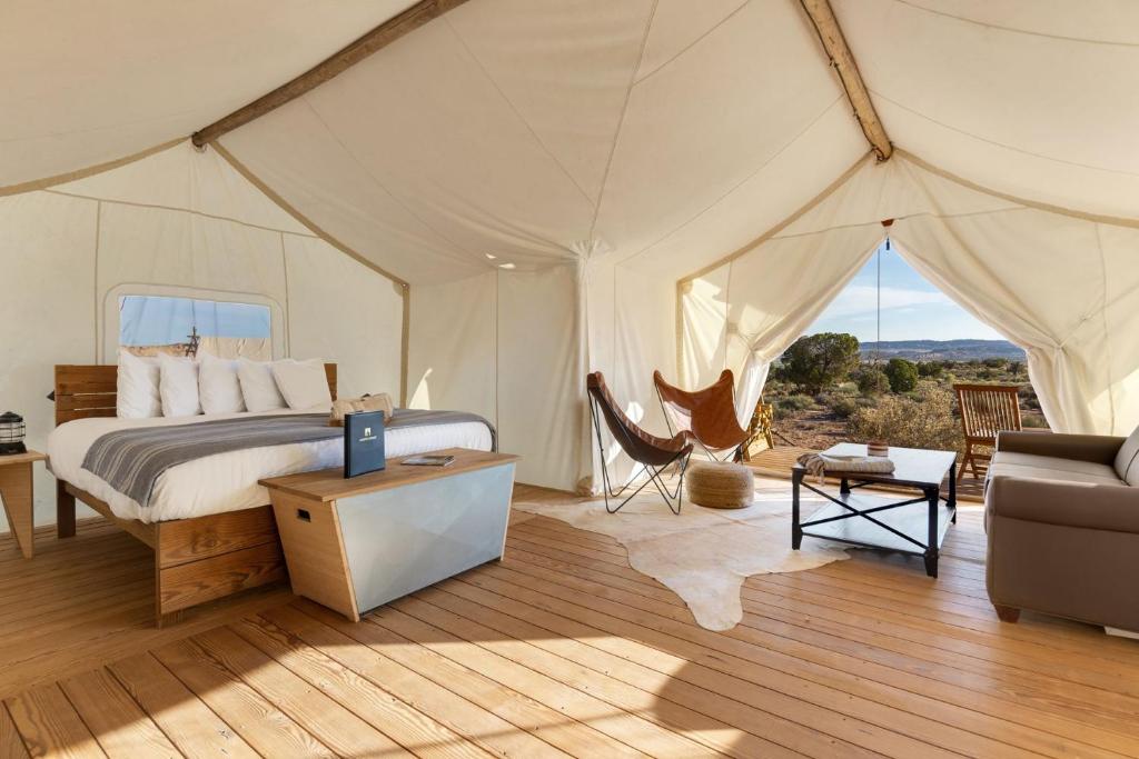 Posezení v ubytování Under Canvas Moab