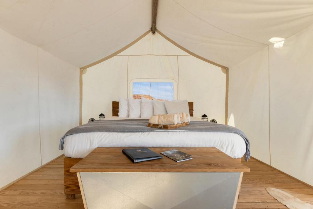Postel nebo postele na pokoji v ubytování Under Canvas Moab