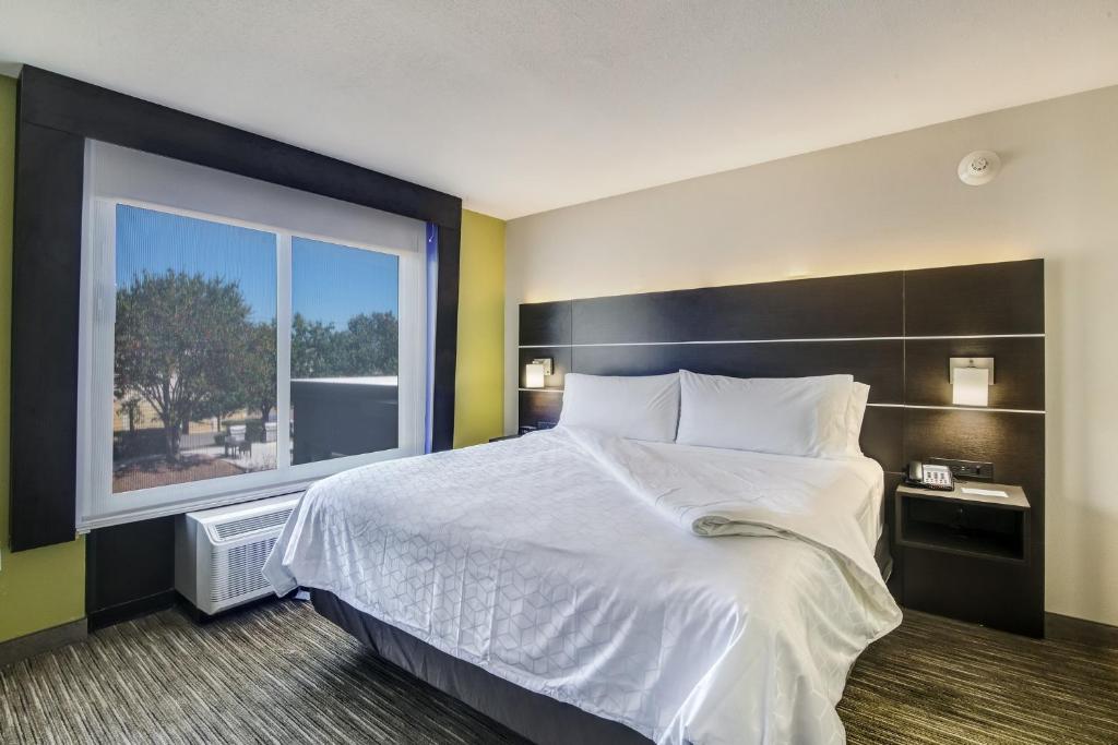 Postel nebo postele na pokoji v ubytování Holiday Inn Express & Suites Longview North by IHG